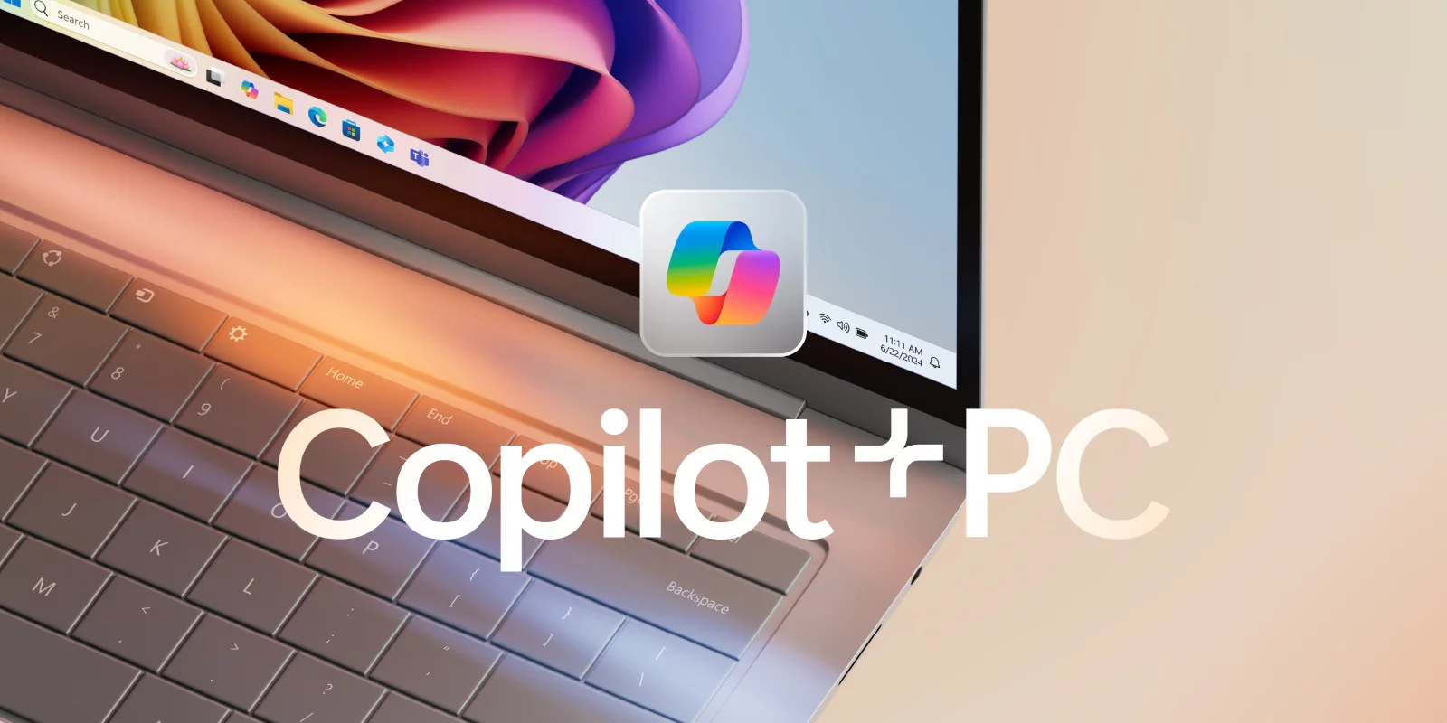 Portátil con el logotipo de Copilot y colorida flor